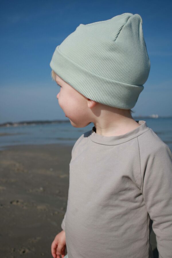 Taupe Shirt und Mit Beanie