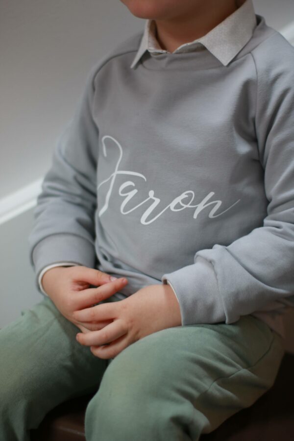 personalisierbarer Namenspullover Geburtsgeschenk – Bild 2
